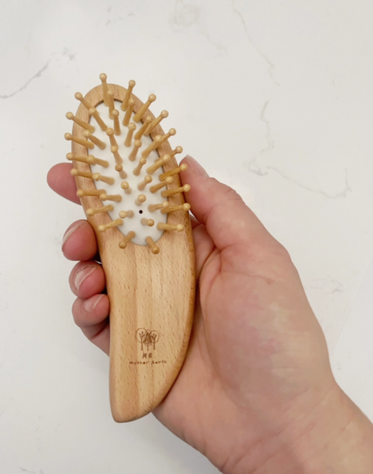 Me.Mother Earth Travel Brush